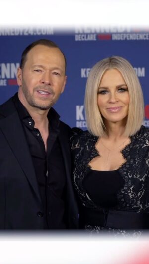 Jenny McCarthy-Wahlberg Instagram - @DonnieWahlberg! @JennyMcCarthy!
Thank you for this dazzling endorsement, you two.