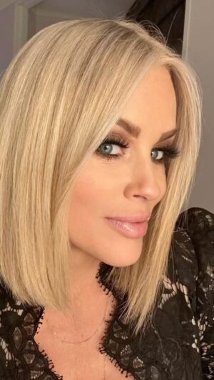 Jenny McCarthy-Wahlberg Instagram - Glam Nod. Cut and color @sydneyfink_coast @coasthairsalon 
Makeup done by me 🤣 & eyelashes style Luster, majestic gloss and bronzed beauty pallet from #makeupinspo 
@formlessbeautybyjenny 
#hair #hairstylist #makeup #makeupideas