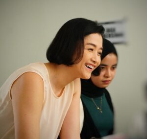 Jenny Zhang Instagram - Biasanya Day 1 syuting itu selalu nervous. 
tapi Day 1 nya @mynerdgirl_series dan ketemu sama REA  @naura.ayu tuh kayak kangen aja gitu. kayak mama ketemu anaknya,,,,karena waktu diset banyakan ketawa bercanda ya kitanya 🤭😝. ditambah serunya pak sutradara @angling_sagaran dan @pancaarkaardhiarja suka buat kaget 🤣 tiba-tiba udah selesai aja shootnya. 
Semuanya Fun dan enjoy banget. 
Dari segi ceritanya yang pastinya tambah seru Bangetttttt!!!!! 
pasti kalian semua nungguin banget kan #mynerdgirlseries3 produksi @screenplayfilms_id . 
SAMA DONG!!! kira-kira MiSTERI apa ya?! Tebak!!!! 
Tungguin ya tanggal 21 Juni 2024 hanya di @vidiooriginals