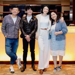 Jenny Zhang Instagram - Was attending The Gala Premier night of @glennfredlythemovie with my @avatara88 family.

Sepanjang Film merasakan nostalgia dari lagu-lagunya Gleen Fredly yang sangat familiar ditelinga kita semua. sepanjang film ikutan nyanyi,terharu dengan kisahnya Bung yang begitu luar biasa. 

Huge Congrats Mas @lukmansrd Sis @lialukman 
Pak @robertronny @paragonpictures.id 

📸 Beautiful moments capture by @sylvianalim.photography 🫶🏻