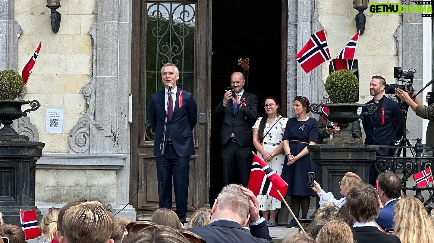 Jens Stoltenberg - 5.9K Likes - Gratulerer med dagen fra Brussel og den fine norske feiringen stelt i stand av Den norske foreningen, Den norske skolen og Sjømannskirken.
I dag feirer vi vår fred og frihet og sender en ekstra takk til dem som passer på oss, i tjeneste for Nato.
Vi sender også våre tanker til det ukrainske folket som kjemper for de samme verdiene.
Vi feirer Grunnloven i dag.
Vi må ikke glemme å verne om den hver dag resten av året også.