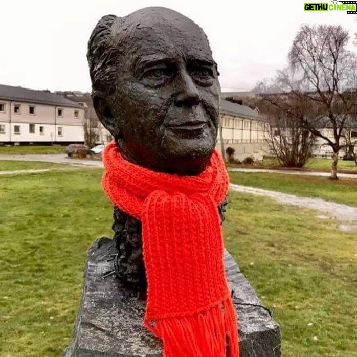Jens Stoltenberg - 3.4K Likes - The bust of Thorvald, my father, in Kirkenes, Norway, was unveiled in 2006, in appreciation of his efforts on the Barents cooperation. As Norway's then Minister of Foreign Affairs, he initiated the cooperation in the spirit that prevailed at the end of the Cold War. Now it also marks the need for a warmer and more inclusive society through a scarf campaign by The Church City Mission. He would have appreciated it.
I recieved this photo from Rune Gjertin Rafaelsen, Mayor of Kirkenes, who also initiated the creation of the bust. It is made by the artist Odin Øystad.