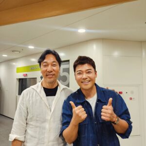 Jeon Hyun-moo Instagram - 매일 밤 책상 맡에 라디오를 두고 별밤을 듣던 학생이 있었습니다
그 학생은 별밤지기의 방송에 마냥 마음을 뺏겨 그를 막연히 동경하게 됩니다
전파로만 만나던 나만의 스타가 어느덧 나를 초대해 나를 스타라 칭합니다
여러모로 울컥하기도 하고 짜릿하기도 한 만남
초대해주셔서 감사합니다 문세 형님

내일(12일) 아침 11시 MBC 95.9Mhz 안녕하세요 이문세입니다

#이문세 #안녕하세요이문세입니다
