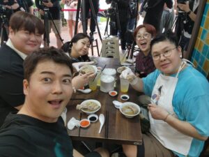Jeon Hyun-moo Instagram - 싱가포르는 사랑입니다♡

바프로 가는 길은 가시밭길💪💪💪

#전지적참견시점 #싱가포르