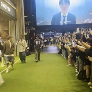 Jeon Hyun-moo Instagram - 1분 변우석 체험♡
무무 업고 튀어

#선재업고튀어 #변무석 #변우석