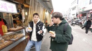 Jeon Hyun-moo Instagram - 비가 오고 으실하니
좋은 사람들과 하는 밥한끼가 더 소중하게 느껴지네요

오늘밤 전현무계획 in 서울

#전현무계획