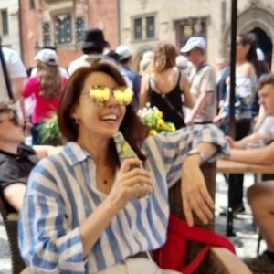 Jeon Su-kyung Instagram - #4thday
#praha
#prague
#프라하
#하늘도예쁘고 
#노천카페
참 많이웃고 유쾌했던 날
#천문시계탑
#전수경