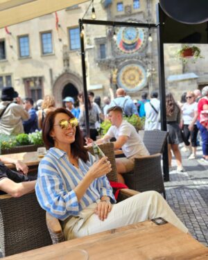 Jeon Su-kyung Instagram - #4thday
#praha
#prague
#프라하
#하늘도예쁘고 
#노천카페
참 많이웃고 유쾌했던 날
#천문시계탑
#전수경