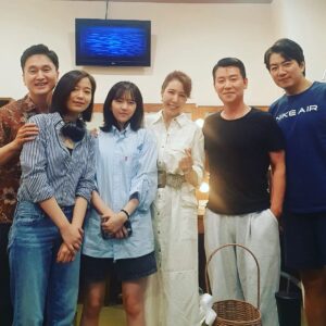 Jeon Su-kyung Instagram - #맘마미아 
#mammamia
귀국후 첫일정
딸들과 뮤지컬 맘마미아 관람
파워풀한 가창력 도나 영숙이
너무나 잘생긴 빌 일국이
기대이상으로 안정적인 샘 현성이..
매력친구 현우씨 개성만점 영주
보기만해도 웃음나오는 준면이
역시 세월이 지나도
감동 그자체인 아바의 곡들..
여러해 함께했던 사랑하는 스텝들도
너무너무 반가웠구~
예전 생각이 많이나서 울컥했다
행복한 시간 감사해요!!♡♡♡
#신시뮤지컬컴퍼니
#신영숙 #김영주 #박준면
#장현성  #이현우 #송일국 #전수경