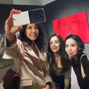 Jeon Su-kyung Instagram - 데뷔30주년을 맞아
멋진 전시회를 준비한
#김희선 배우를  #축하해주기위해서
아름다운 전시회에 다녀왔어요
#컨텐츠디렉터
#ato아름다운선물전
#전수경 #오나라 #서정연