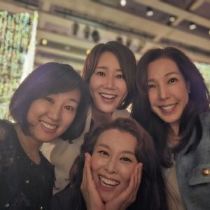Jeon Su-kyung Instagram - 새폰으로 찰칵
셀카찍기 정말편한
#zflip5 
#예쁜동생들과 
#결혼식장에서
#홍지민 #신영숙 #전수경
#김미혜대표
