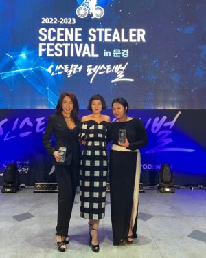Jeon Su-kyung Instagram - #씬스틸러상
#scenestealer
#festival 
#문경
#결혼작사이혼작곡 
#loveftmarriageanddivorce 
처음 상을 받아보네요
응원해주셔서 고맙습니다 
#너무반가운
#오나라
#김현숙
#정수영
#류현경