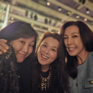 Jeon Su-kyung Instagram - 새폰으로 찰칵
셀카찍기 정말편한
#zflip5 
#예쁜동생들과 
#결혼식장에서
#홍지민 #신영숙 #전수경
#김미혜대표