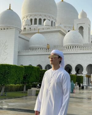 Jeon Tae-yang Instagram - Ramadan kareem ☪️ 
يامرحبا الساع 
This is my favorite place in Abu Dhabi. Couldn’t be feeling more peaceful 🥹 Visiting Sheikh Zayed Grand Mosque was the biggest reason why i came back to Abu Dhabi 🫶🏼🇦🇪
#fyp#foryou#travel#explore#uae#emirates#abudhabi#sheikhzayedmosque#visitabudhabi#🇦🇪#아랍에미레이트#두바이#두바이여행#아부다비