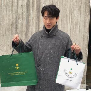 Jeon Tae-yang Instagram - 🇸🇦‏سلام عليكم مرحبا جماعة 
Great beginning of the new year. Today i had the privilege of meeting the Ambassador of Saudi Arabia to Korea. I am so impressed and happy by the hospitality,welcome gifts. Appreciate the time he dedicated to our meeting. I forgot to take a picture with him😅 I must ask for a picture next time. #🇸🇦#korea#saudi
