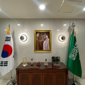 Jeon Tae-yang Instagram - 🇸🇦‏سلام عليكم مرحبا جماعة 
Great beginning of the new year. Today i had the privilege of meeting the Ambassador of Saudi Arabia to Korea. I am so impressed and happy by the hospitality,welcome gifts. Appreciate the time he dedicated to our meeting. I forgot to take a picture with him😅 I must ask for a picture next time. #🇸🇦#korea#saudi