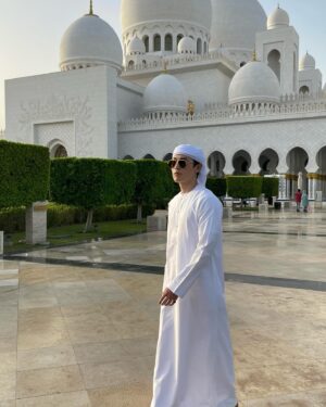 Jeon Tae-yang Instagram - Ramadan kareem ☪️ 
يامرحبا الساع 
This is my favorite place in Abu Dhabi. Couldn’t be feeling more peaceful 🥹 Visiting Sheikh Zayed Grand Mosque was the biggest reason why i came back to Abu Dhabi 🫶🏼🇦🇪
#fyp#foryou#travel#explore#uae#emirates#abudhabi#sheikhzayedmosque#visitabudhabi#🇦🇪#아랍에미레이트#두바이#두바이여행#아부다비