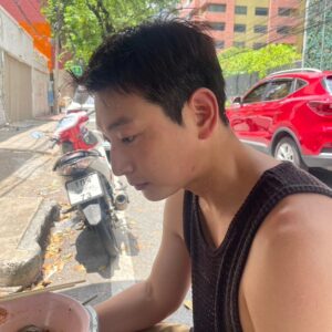 Jeong Jin-woon Instagram - 일 하러 왔지만 여행 온 척🏊‍♂️
아주 건강한 돼지가 되어 행복하구나 진운아?🐷