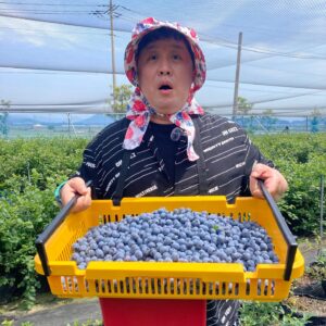 Jeong Jun-ha Instagram - 아주~~기냥!!쥑여부네~~여러분!!!이 세상에서 젤루 맛있는 왕 블루벨리 드셔~~~여기는 전남 장흥이랑께!!!!유튜브#정준하하하 에서 오늘 저녁 6시 대공개!!!기대하시랑께!!@blueone_korea