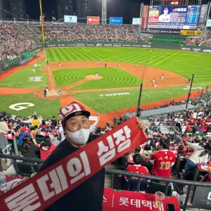 Jeong Jun-ha Instagram - 딱!!!지난주 이때네 벌써…..6시간운전하구 가서 1회부터 마지막 은퇴식까지.. 다시 생각해봐도 끝없는 감동의 시간..대호야 그동안 고생마이해따!!!쉽지않을 선택이었겠지만 너의 또 다른 앞날을 응원할께!! 야구해줘서 고마워!!#조선의4번타자#이대호..이제 잠시후#놀면뭐하니 입니다ㅎㅎㅎ참고로 마지막 사진 나 우는거 아님!!!땀 닦다가 찍힌 ㅋㅋㅋ 진짜!!!5회는 하지마🎶🎶