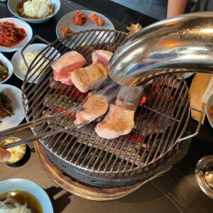 Jeong Jun-ha Instagram - 인생고기 남영돈!!!
감히 내가 먹어본 돼지고기중엔 최고가 아닐까싶다..아..첫번째는 무조건 가브리살!!두번째는 항정살!!세번째 목살,네번짼 삼겹…터질듯한 계란찜에..물쫆면은 필수!!!아..침 고여..#남영돈#싱글벙글쇼회식#사람배는쉽게안터져