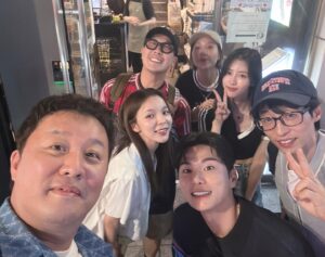 Jeong Jun-ha Instagram - 다들 화이팅!!!!!!!!!잠시후 6시25분!!🙏🏻
#놀면뭐하니
#시청자모드
#기대해
응원해주세요
마지막 촬영날…우리가게앞에서….🙏🏻💪👍
