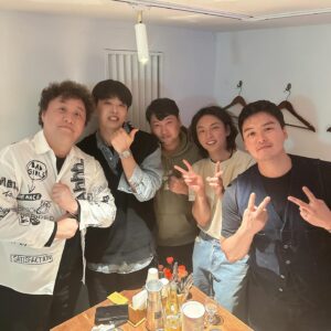 Jeong Jun-ha Instagram - 며칠내내 생일축하해준 고마운 지인들!!!
의리로 똘똘뭉친 우리 하마방 친구들
아직도 날 잊지않고 챙기는 우리팬클럽 
놀면뭐하니 작가님들
보윤이와 친구들
봉봉모임 우리희영누나와 친구들
서울코메디클럽 동하와 후배들
그외의 우리 영원한 스타일리스트 송탱
옹알스준우…
헤아릴수 없이 감사합니다
모두모두 고맙고 사랑합니다❤️👍
너무 행복한 생일이었어요!!!