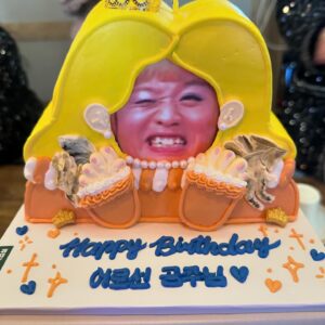 Jeong Jun-ha Instagram - 며칠내내 생일축하해준 고마운 지인들!!!
의리로 똘똘뭉친 우리 하마방 친구들
아직도 날 잊지않고 챙기는 우리팬클럽 
놀면뭐하니 작가님들
보윤이와 친구들
봉봉모임 우리희영누나와 친구들
서울코메디클럽 동하와 후배들
그외의 우리 영원한 스타일리스트 송탱
옹알스준우…
헤아릴수 없이 감사합니다
모두모두 고맙고 사랑합니다❤️👍
너무 행복한 생일이었어요!!!