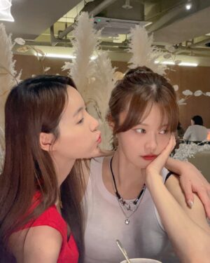 Jeong Seo-ha Instagram - 1.시크한척
2.결국난뽀뽀쟁이 
3.안부끄러운데부끄러운척 
4.죽겠어요짤 
5.나이키 
6.커피광고카피 
7.놀즈아🎶 

#감사합니다 ❣️
핫플찾기 귀신들 @y00ncci @hyoniring ❤️ 
마음은 함께했어 ~우리 사랑하는 @hayoosun 힘내~💕
너의 곁엔 우리가 있잖아 🥰 

#friends #friendship