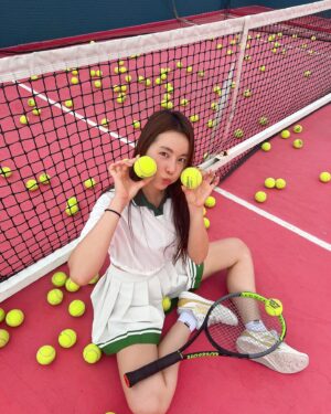 Jeong Seo-ha Instagram - 석양 테니스는 언제나 굿굿 

돌아오고있다 #forehand 😆
#tennis
#tennislove ❤️
#부상극복 🩹 
 
제 백핸드도 치료해주세요 슨생님 ~👨‍⚕️
#mamatennis 
#마마테니스