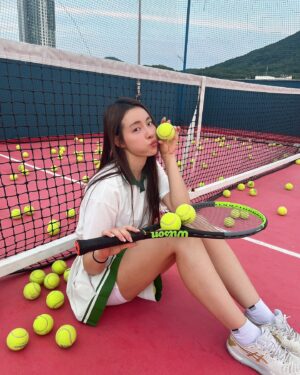Jeong Seo-ha Instagram - 석양 테니스는 언제나 굿굿 

돌아오고있다 #forehand 😆
#tennis
#tennislove ❤️
#부상극복 🩹 
 
제 백핸드도 치료해주세요 슨생님 ~👨‍⚕️
#mamatennis 
#마마테니스