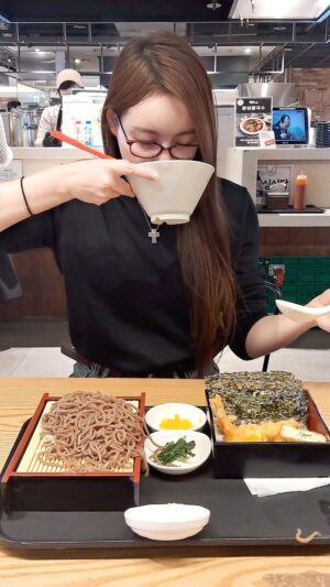 Jeong Seo-ha Instagram - 일본가구 시프다 데쓰🥹 
🍜💴🥢🍣🍱 

#식도락 
#여행 
#마음은일본 
#현실은현백 
🥹