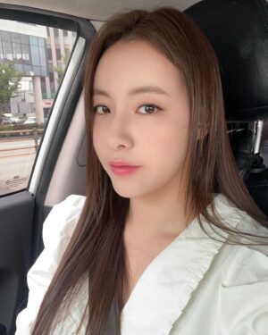 Jeong Seo-ha Instagram - “중국여자처롬 해쥬세요”

역시 끌로에 👍 

💄@ju_sina 

💇‍♀️ 

@o_k_yeon @hwang_e_05 ♥️ 

#luv 🩵
#mz 💚
#style 🤍