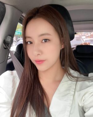 Jeong Seo-ha Instagram - “중국여자처롬 해쥬세요”

역시 끌로에 👍 

💄@ju_sina 

💇‍♀️ 

@o_k_yeon @hwang_e_05 ♥️ 

#luv 🩵
#mz 💚
#style 🤍