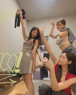 Jeong Seo-ha Instagram - 1.시크한척
2.결국난뽀뽀쟁이 
3.안부끄러운데부끄러운척 
4.죽겠어요짤 
5.나이키 
6.커피광고카피 
7.놀즈아🎶 

#감사합니다 ❣️
핫플찾기 귀신들 @y00ncci @hyoniring ❤️ 
마음은 함께했어 ~우리 사랑하는 @hayoosun 힘내~💕
너의 곁엔 우리가 있잖아 🥰 

#friends #friendship