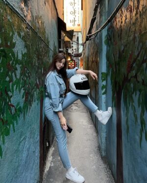 Jeong Seo-ha Instagram - 부릉부릉의 날 💨 
 

 

#bike  #bikelife 

🏍️ 🏍️ 🏍️💨
