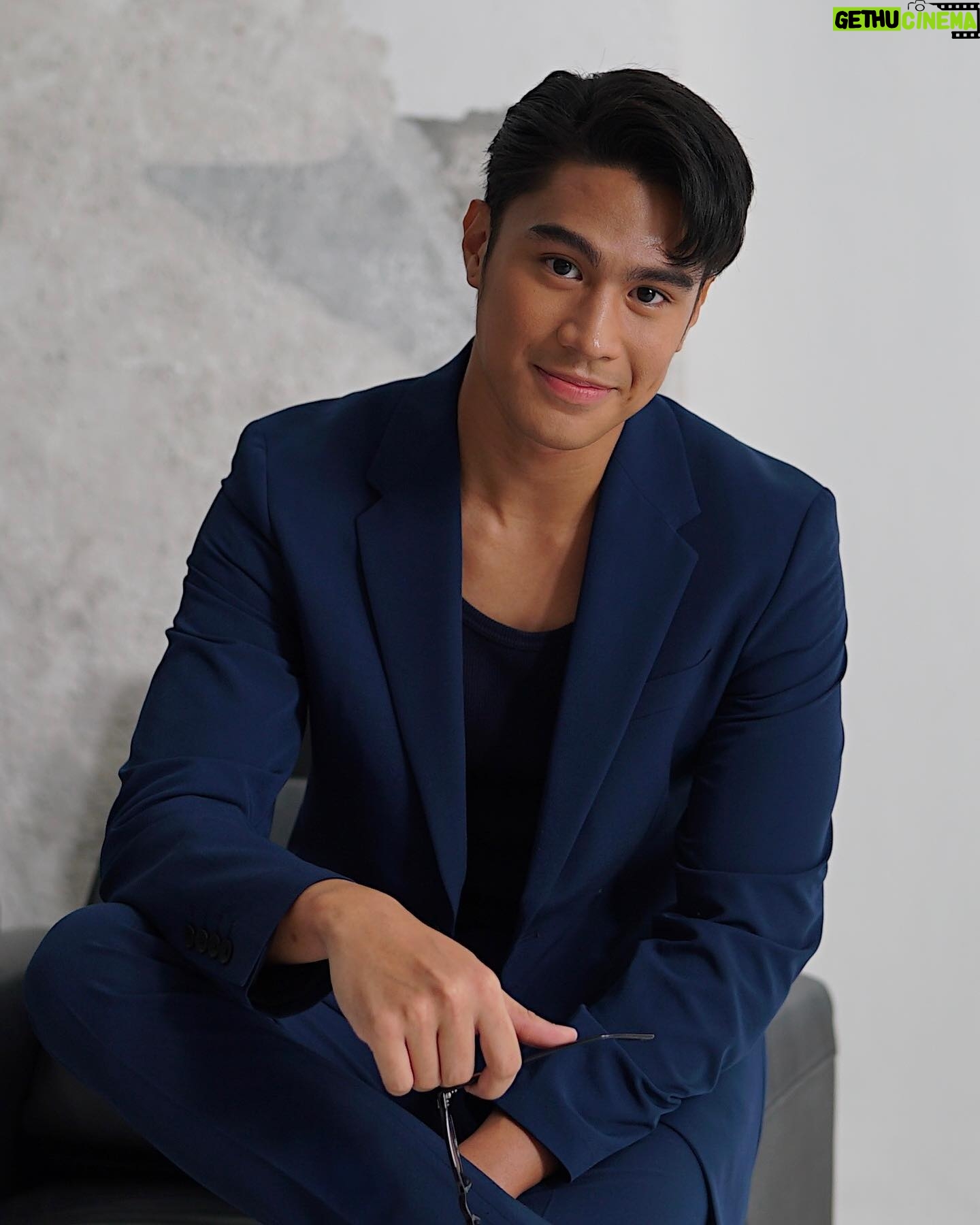 Jeremiah Lisbo - 29K Likes - I’m Good
#umhmediaday
Grooming @aronguevara_
Hair @mycke.arcano
Stylist @mrdavidmilan