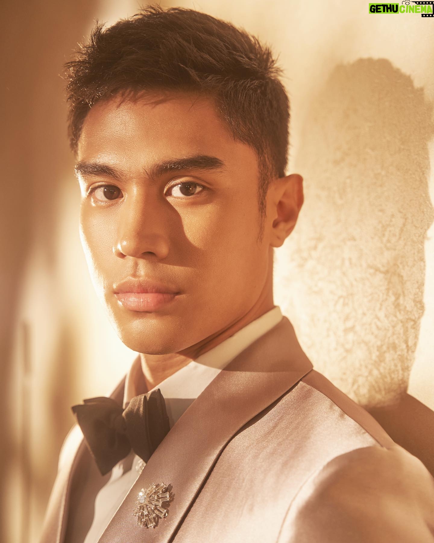 Jeremiah Lisbo - 33.3K Likes - Grateful And Honored
#ABSCBNBall2023
Suit by @chynnamamawal
Styled by @mrdavidmilan
Grooming by @aguevara_ @chinomaniquiz
Photographed by @raymondcauilan