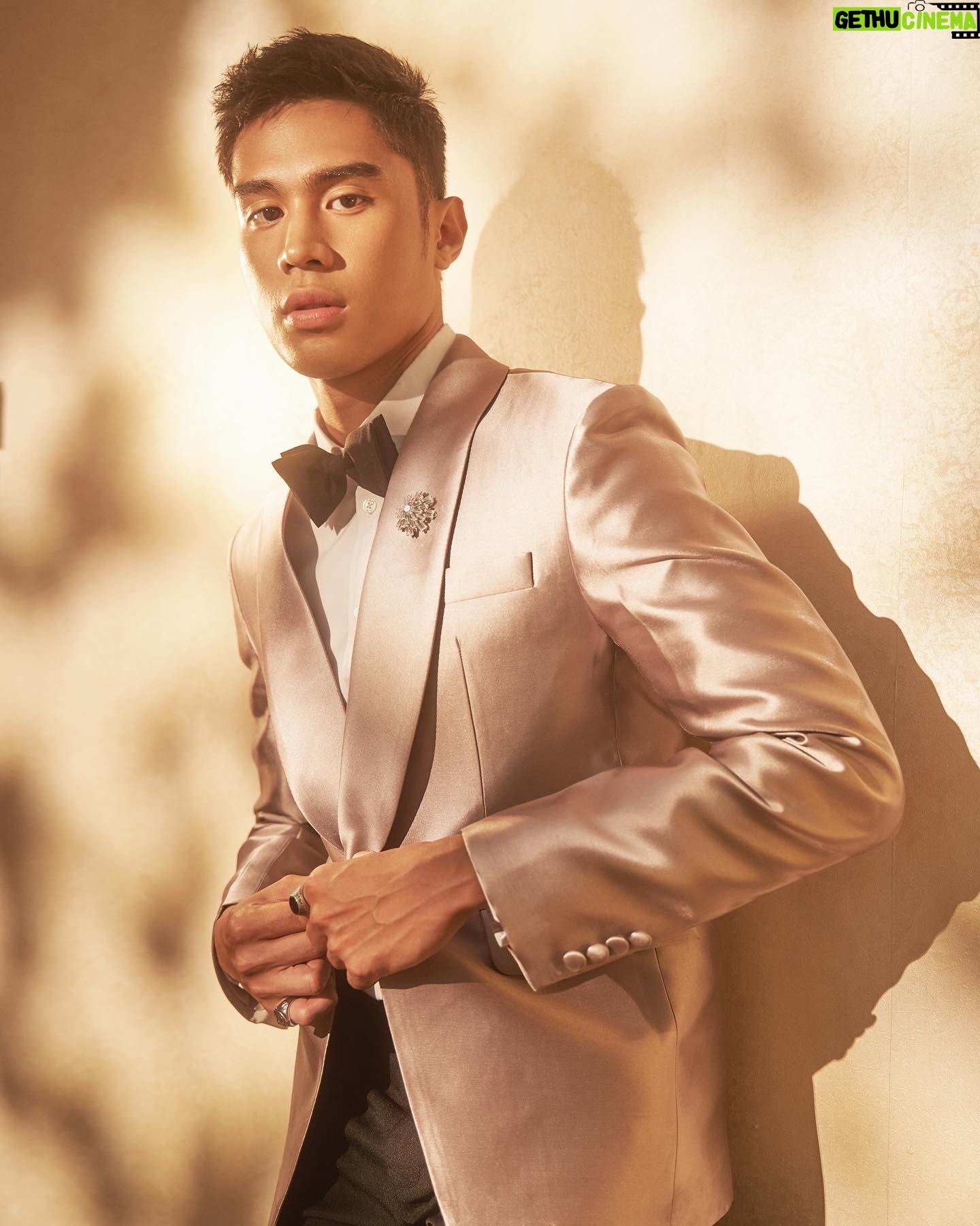Jeremiah Lisbo - 33.3K Likes - Grateful And Honored
#ABSCBNBall2023
Suit by @chynnamamawal
Styled by @mrdavidmilan
Grooming by @aguevara_ @chinomaniquiz
Photographed by @raymondcauilan