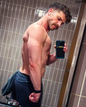 Jeremy Crittenden Instagram - Third slide is a mirror. 

Summer is here and mama didn’t raise an angel.

Let’s adventure, shall we?

This late night workout was actually exactly what I needed today. 

Tomorrow I get to do my favorite thing in the world: directing. Feeling ready! Lezgo 
.
.
.
.
#gay #fitness #selfportrait #gaymuscle #gayguy #gaypride #gayswithtattoos #gayswithink