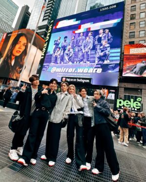 Jeremy Lau Instagram - We are here in USA✌🏻🫢
由我係銅鑼灣Times square街頭busking
走到New York Times square大電視
百感交集~

雖然尋日表演 訪問係冇訓過覺嘅情況下直落
但係就算攰到開唔到眼
都覺得一切太不可思議！
(雖然同唔到自己fansclub個廣告打卡，
但都很感激你們每一位💙）

感激我們遇上音樂，
讓我們從中找到自己。
感激遇上Mirror，
闖過很多人生不可能會經歷到的旅程。

明天要表演的我
唔小心7點訓左個覺
宜家又醒了...
好喇，我繼續逼自己訓
good night👋🏻