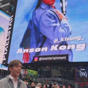 Jeremy Lau Instagram - We are here in USA✌🏻🫢
由我係銅鑼灣Times square街頭busking
走到New York Times square大電視
百感交集~

雖然尋日表演 訪問係冇訓過覺嘅情況下直落
但係就算攰到開唔到眼
都覺得一切太不可思議！
(雖然同唔到自己fansclub個廣告打卡，
但都很感激你們每一位💙）

感激我們遇上音樂，
讓我們從中找到自己。
感激遇上Mirror，
闖過很多人生不可能會經歷到的旅程。

明天要表演的我
唔小心7點訓左個覺
宜家又醒了...
好喇，我繼續逼自己訓
good night👋🏻
