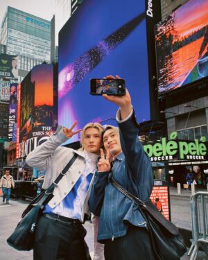 Jeremy Lau Instagram - We are here in USA✌🏻🫢
由我係銅鑼灣Times square街頭busking
走到New York Times square大電視
百感交集~

雖然尋日表演 訪問係冇訓過覺嘅情況下直落
但係就算攰到開唔到眼
都覺得一切太不可思議！
(雖然同唔到自己fansclub個廣告打卡，
但都很感激你們每一位💙）

感激我們遇上音樂，
讓我們從中找到自己。
感激遇上Mirror，
闖過很多人生不可能會經歷到的旅程。

明天要表演的我
唔小心7點訓左個覺
宜家又醒了...
好喇，我繼續逼自己訓
good night👋🏻