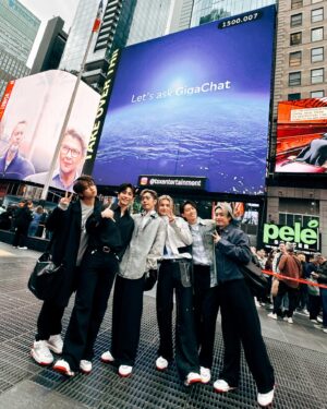 Jeremy Lau Instagram - We are here in USA✌🏻🫢
由我係銅鑼灣Times square街頭busking
走到New York Times square大電視
百感交集~

雖然尋日表演 訪問係冇訓過覺嘅情況下直落
但係就算攰到開唔到眼
都覺得一切太不可思議！
(雖然同唔到自己fansclub個廣告打卡，
但都很感激你們每一位💙）

感激我們遇上音樂，
讓我們從中找到自己。
感激遇上Mirror，
闖過很多人生不可能會經歷到的旅程。

明天要表演的我
唔小心7點訓左個覺
宜家又醒了...
好喇，我繼續逼自己訓
good night👋🏻