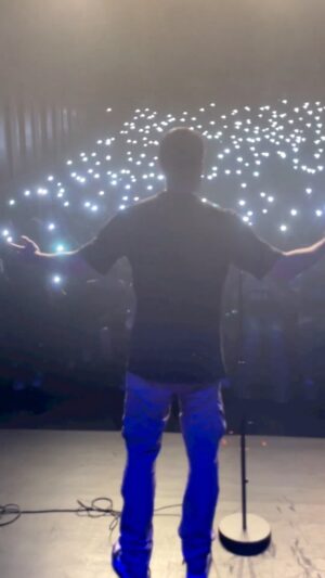 Jérémy Nadeau Instagram - MERCI LYON!!! La tournée commence 🔥