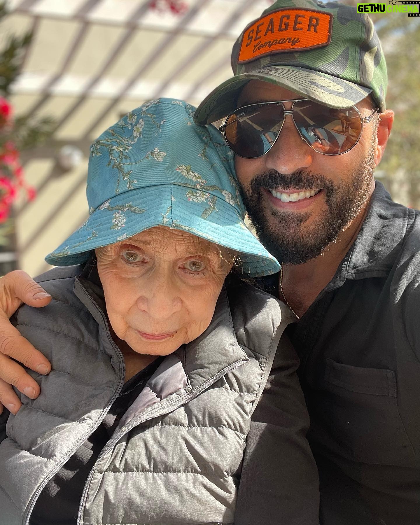 Jeremy Piven - 9.5K Likes - Insanely Lucky to hang with my mom.
I do lines with her , I mean I run lines !
Remember she’s been my acting coach from the jump. Imagine that everything I said as Ari Gold I said to her face. She’s a total pro and anyone that’s ever seen my Stand Up knows that this is the type of material that I explore. Call your mom, hug your mom or just send some love her way today