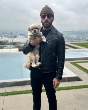 Jeremy Piven Instagram - Never met a dog i didn’t like … This year is hitting differently already . Nothing like getting out of your comfort zone ( He said holding an adorable furry slipper ) 
Wishing you guys everything you wish for yourselves