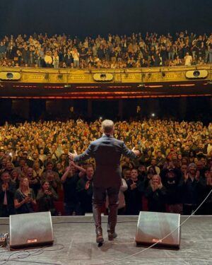 Jeremy Piven Instagram - I can’t explain what this feels like… There’s an old saying “ Go where you’re loved”
Don’t go where you’re tolerated… You were incredible Melbourne my first show ever in Australia and I will never forget it.