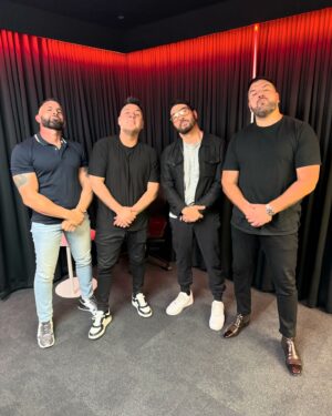 Jeremy Piven Instagram - You may have noticed our usual Monday @sooshimangopodcast drop didn’t happen…

That’s because this guy came to our Melbourne podcast studio, and we were prepping a very special ep: @jeremypiven 

It’s the very first time this legendary actor has visited Australia, and he came straight from his flight to hang with us!

Listen 🎧 now!

Get it where you get your pods! Link in bio.