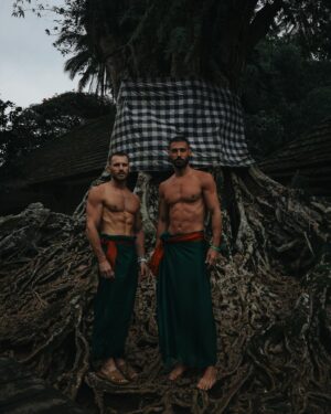 Jérémy Samat Instagram - Une immersion spirituelle au cœur de la purification. Le temple de Bali nous enveloppe de sa beauté sacrée, nous invitant à la méditation et à la tranquillité. Laissons-nous guider par l’énergie apaisante de ce lieu empreint de sérénité et de mystère. 🌿✨ #TempleDeBali #Purification #Serenity #travel